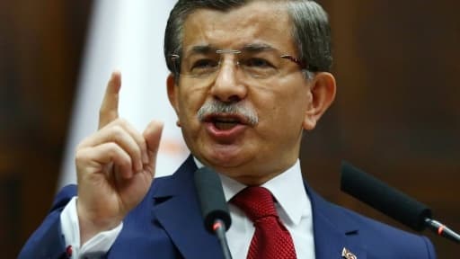 Le Premier ministre turc Ahmet Davutoglu s'exprime lors d'une réunion de son parti AKP, à Ankara, le 3 mai 2016