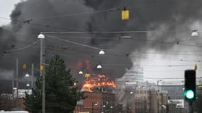 De la fumée et des flammes s'élèvent d'un bâtiment après qu'un incendie s'est déclaré à l'Oceana Waterworld du parc d'attractions Liseberg à Göteborg, en Suède, le 12 février 2024.