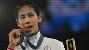 La boxeuse Lin Yu-ting avec sa médaille d'or olympique le 10 août 2024 à Paris.