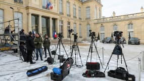 Des journalistes dans la cour de l'Elysée à Paris, le 8 février 2018