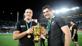 Richard Kahui (à gauche) avec Kieran Read ( à droite) après avoir décroché le titre de champion du monde 2011