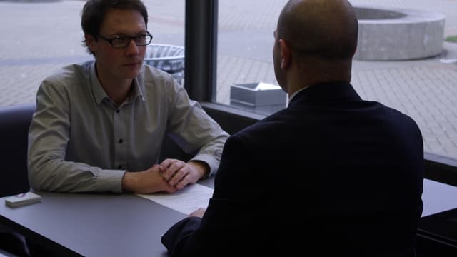 Les recruteurs peuvent se montrer très pointilleux sur la manière de se tenir et de s'exprimer du candidat.