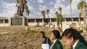 Des écolières namibiennes devant un mémorial en mémoire des populations Hereros et Namas 