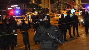 La police turque devant l'ambassade russe, à Ankara, le jour de l'assassinat d'Andreï Karlov. 