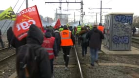 Les cheminots sur les voies de gare de Lyon, le 28 mars 2023 