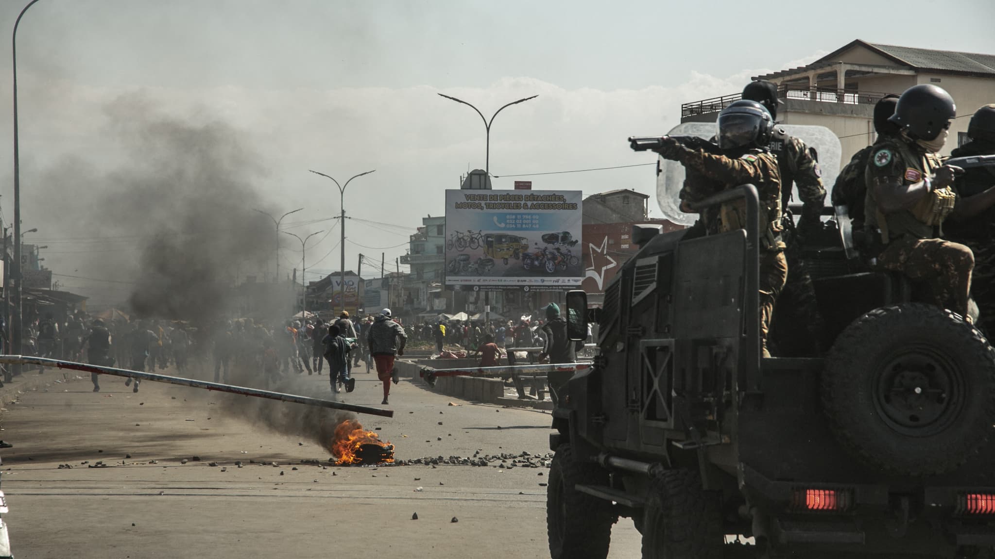 Les forces de sécurité malgaches dispersent des manifestants lors d'une grève réclamant des réformes constitutionnelles et la démission du président Andry Rajoelina à Antananarivo, le 9 octobre 2025. Les forces de sécurité malgaches dispersent des manifestants lors d'une grève réclamant des réformes constitutionnelles et la démission du président Andry Rajoelina à Antananarivo, le 9 octobre 2025.