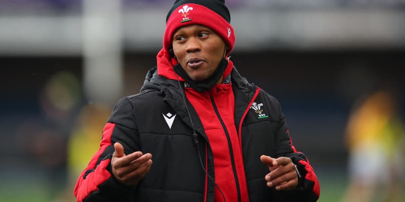 Warren Abrahams en tant que sélectioneur du Pays de Galles Féminin lors du 6 Nations 2021.