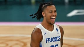 Matthew Strazel sous le maillot de l'équipe de France de basket aux JO de Paris, le 08/08/2024