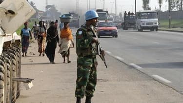 Casque bleu à Abidjan. Les forces de l'Onuci font leur possible pour pouvoir accéder aux sites où auraient été commises des atteintes aux droits de l'homme. /Photo prise le 27 décembre 2010/REUTERS/Luc Gnago
