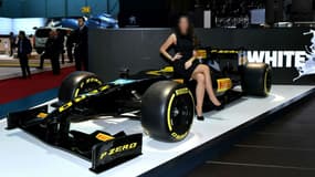 Une hôtesse lors d'un salon dédié à l'Automobile