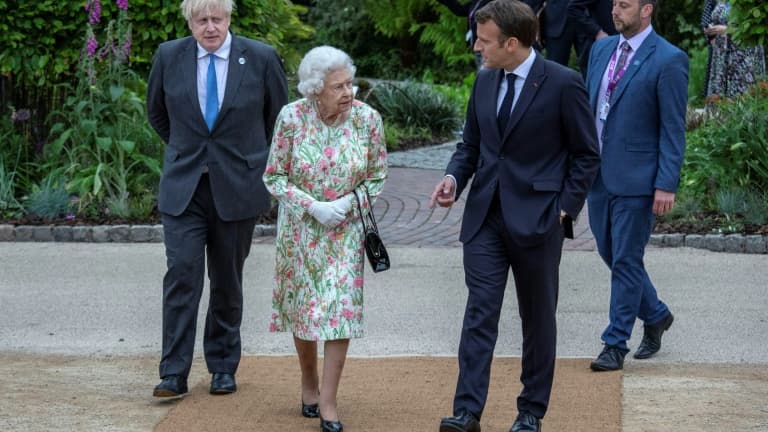 Le Premier ministre britannique Boris Johnson (g), la reine Elizabeth II et le président français Emmanuel Macron lors du G7 à Carbis Bay (Royaume-Uni), le 11 juin 2021