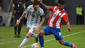 L'Argentin Lionel Messi (g) et le Paraguayen Santiago en Copa America à Brasilia, le 21 juin 2021