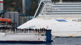 Un ferry a transporté dimanche les survivants et les familles des 32 personnes, dont dix Français, décédées il y a un an dans le naufrage du Costa Concordia, près de l'épave de 290 mètres de long qui repose toujours sur le flanc au large de l'île du Gigli