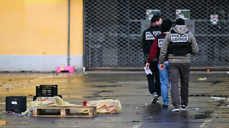 Des membres de la police scientifique sur les lieux d'une attaque au couteau, le 23 février 2025 à Mulhouse, dans le Haut-Rhin