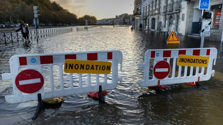 Un panneau prévenant d'inondations - Image d'illustration 