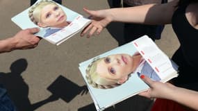Des supporters de l'ancienne Première ministre Ioulia Timochenko distribuent des calendriers à son effigie, dans la ville de Lviv, le 19 mai.