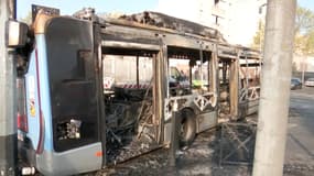 Le bus incendié à Aulnay-sous-Bois dimanche soir.