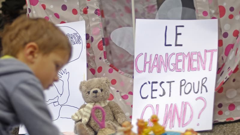 Devant le ministère des Affaires sociales, les membres du collectifs Crèche qui se passe sont venus avec leurs enfants protester contre le désengagement de l'Etat.