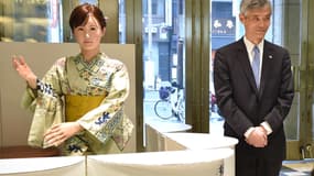 Cette jolie nipponne est une humanoïde créée par Toshiba pour accueillir les clients d'un grand magasin japonais.