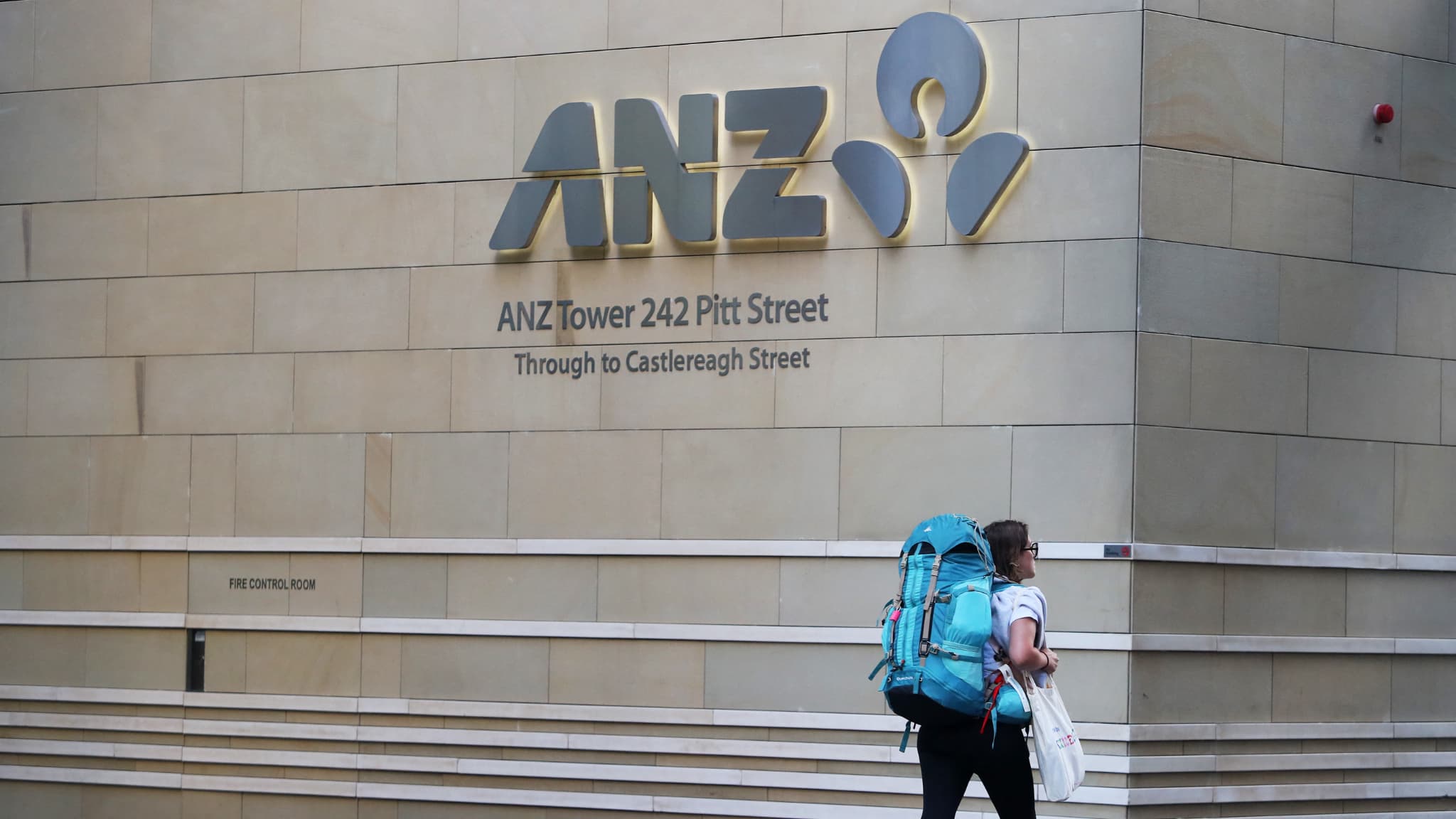 UN MAIL ENVOYÉ PAR ERREUR LEUR DEMANDE DE RENDRE LEUR ORDINATEUR: 100 BANQUIERS AUSTRALIENS APPRENNENT LEUR LICENCIEMENT UNE SEMAINE AVANT L'ANNONCE