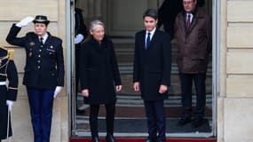 Elisabeth Borne et Gabriel Attal à Matignon, le 9 janvier 2024, lors de leur passation de pouvoir.