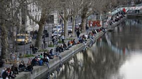 Des Parisiens flânant au bord du canal Saint-Martin le dimanche 15 mars 2020, malgré la propagation du coronavirus