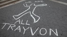 Inscription à la craie dans une rue de New York, dimanche: "Nous sommes tous des Trayvon".