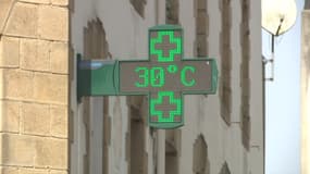 Un thermomètre affichant les 30 degrés à Vannes, Morbihan, le 5 septembre 2023.