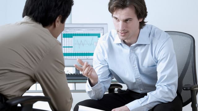 Pour que la transmission du savoir se fasse entre les générations, les jeunes coachs ont souvent droit à des sessions de formation.