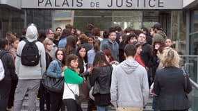 Le prétoire était trop petit vendredi au tribunal de Narbonne (Aude) pour offrir une place assise à ces dizaines de jeunes. Des amis de Florian et Hélène, les deux victimes du chauffard condamné à 4 ans de prison ferme.