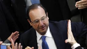 Le candidat socialiste François Hollande a annoncé samedi qu'il demanderait au Parlement de supprimer la notion de race de la Constitution française s'il est élu à l'Elysée. /Photo prise le 8 mars 2012/REUTERS/Gonzalo Fuentes