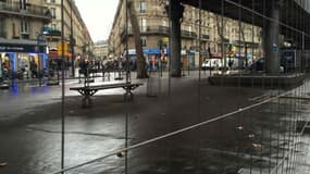 Des grilles ont été installées sous le métro Stalingrad, dans le 18e arrondissement de Paris.