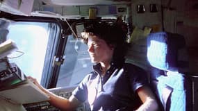 Sally Ride (ici à bord de la navette spatiale Challenger, le 25 juin 1983), la première Américaine à avoir séjourné dans l'espace, en 1983, est morte lundi d'un cancer du pancréas à l'âge de 61 ans. /Photo d'archives/REUTERS/Nasa