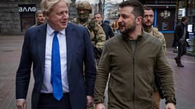 Le Premier ministre britannique Boris Johnson (G) et le président ukrainien Volodymyr Zelensky marchent dans les rues de Kiev le 9 avril 2022