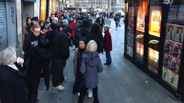 Devant de nombreux kiosques des files d'attente se sont formées de bonne heure, mercredi matin, pour la sortie du nouveau numéro de Charlie Hebdo.