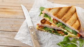 Un sandwich tout juste préparé sur le point d'être emballé dans du papier aluminium (illustration).