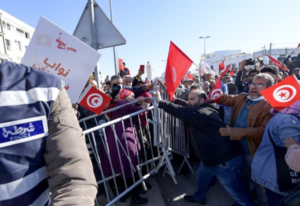 Des manifestants à Tunis le 14 novembre 2021 Des manifestants à Tunis le 14 novembre 2021