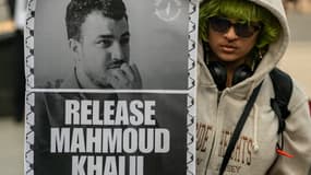 Un manifestant demande la libération de Mahmoud Khalil, le 10 mars 2025 à New York