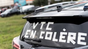 Des chauffeurs de VTC bloquent l'accès à l'aéroport de Toulouse-Blagnac, lors d'une manifestation pour dénoncer les prix plus bas de plateformes comme Uber ou Bolt et demander une régulation du nombre de VTC à Toulouse, à Toulouse, dans le sud-ouest de la France, le 5 novembre 2024.