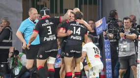 Antoine Dupont célèbre l'essai de Juan Cruz Mallia face à La Rochelle en demi-finale de Top 14, le 21 juin 2024