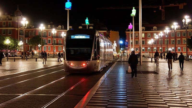 La place Masséna à Nice, de nuit.