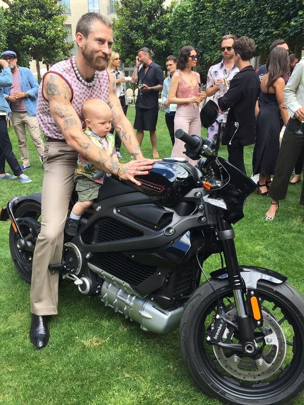 Justin O'Shea et son fils d'à peine un an sur la LiveWire, la première moto électrique de Harley-Davidson.