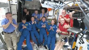 Les membres de l'équipage Dragon-10 de SpaceX, les astronautes de la NASA Anne McClain et Nichole Ayers, l'astronaute de la JAXA, applaudissent après être entrés dans la Station spatiale internationale, le 16 mars 2025.