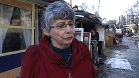 Véronique Decker, la directrice de l'école Marie-Curie de Bobigny, dans le camp rom qui a pris feu mercredi.
