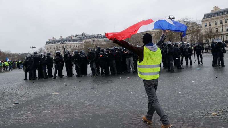 Des policiers à Paris, le 12 janvier 2019 lors d'une manifestation des gilets jaunes