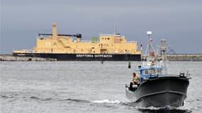 Le Japon a demandé à la Russie l'envoi d'une usine flottante, la plate-forme "Sourouzane", ici à quai près de Vladivostok, utilisée pour le démantèlement des sous-marins nucléaires et qui permettrait de solidifier l'eau contaminée provenant de la centrale