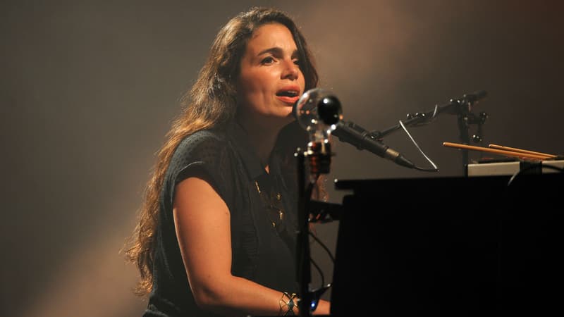 Yael Naïm en concert aux Francofolies de La Rochelle en 2015.
