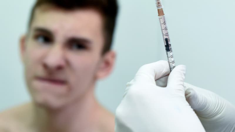 Un jeune homme prêt à se faire vacciner contre la rougeole en Ukraine