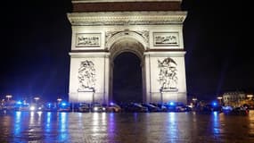 Des policiers manifestent devant l'Arc de Triomphe, le 14 décembre 2020 à Paris