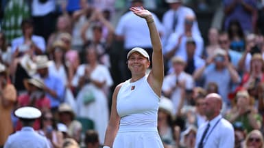 Amanda Anisimova célèbre sa victoire contre Aryna Sabalenka (6-4, 4-6, 6-4) à Wimbledon, le 10 juillet 2025